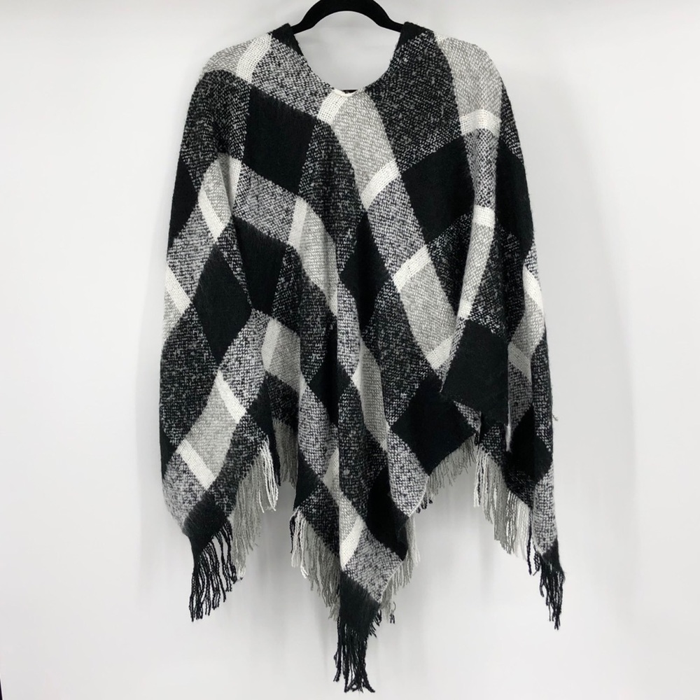Pretty Versona black and white fringe poncho